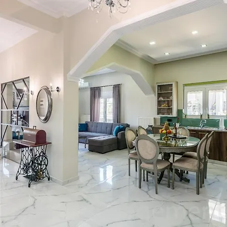 Elegant 2br Rooftop Pool & Walk To Old Town Appartement La Canée