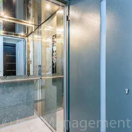 Elegant 2br Rooftop Pool & Walk To Old Town *